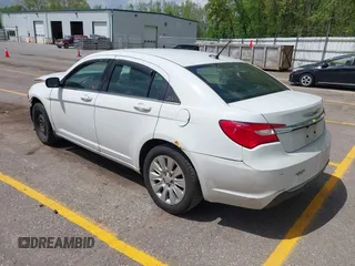 2012 Chrysler 200 LX z VIN 1C3CCBAB6CN296542, wystawiony jako IAAI lot #42270032 z przebiegiem 158 257 mil mil oraz . Historia ofert i sprzedaży dostępna na DreamBid. Obrazek 3.
