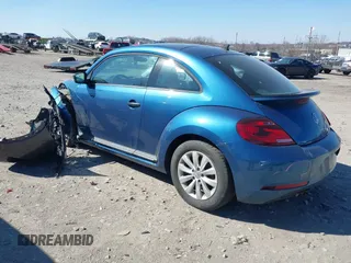 2018 Volkswagen Beetle S z VIN 3VWFD7ATXJM711734, wystawiony jako IAAI lot #41704497 z przebiegiem 66 702 mil mil oraz . Historia ofert i sprzedaży dostępna na DreamBid. Obrazek 3.