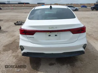 2023 Kia Forte LXS z VIN 3KPF24AD7PE686469, wystawiony jako IAAI lot #42112744 z przebiegiem 103 937 mil mil oraz . Historia ofert i sprzedaży dostępna na DreamBid. Obrazek 16.