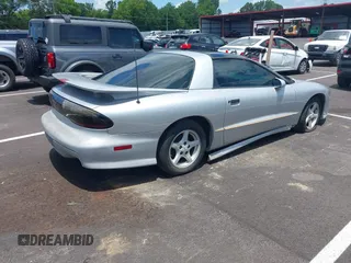 1997 Pontiac Firebird Formula z VIN 2G2FV22P2V2203449, wystawiony jako IAAI lot #42506447 z przebiegiem 178 551 mil mil oraz . Historia ofert i sprzedaży dostępna na DreamBid. Obrazek 4.