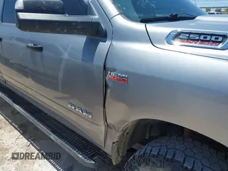 2022 Ram 2500 Tradesman z VIN 3C6UR5HJ7NG387674, wystawiony jako IAAI lot #42189557 z przebiegiem 125 045 mil mil oraz . Historia ofert i sprzedaży dostępna na DreamBid. Obrazek 6.