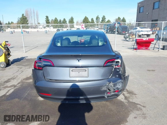 2023 Tesla Model 3 z VIN 5YJ3E1EA1PF681030, wystawiony jako IAAI lot #41545960 z przebiegiem 19 590 mil mil oraz . Historia ofert i sprzedaży dostępna na DreamBid. Obrazek 6.