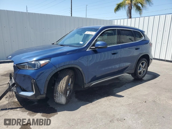 2025 BMW X1 xDrive28i z VIN WBX73EF08S5084278, wystawiony jako Copart lot #53894205 z przebiegiem 15 905 mil mil oraz Nie do naprawy. Historia ofert i sprzedaży dostępna na DreamBid. Obrazek 1.