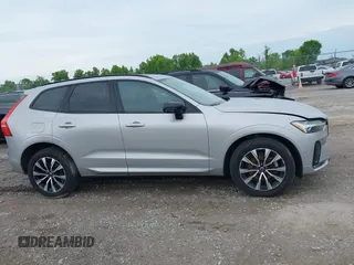 2024 Volvo XC60 Plus Dark Theme z VIN YV4L12RL5R1885058, wystawiony jako IAAI lot #42167034 z przebiegiem 25 886 mil mil oraz . Historia ofert i sprzedaży dostępna na DreamBid. Obrazek 13.