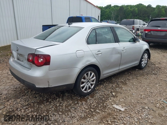 2008 Volkswagen Jetta SE z VIN 3VWRM71K38M043595, wystawiony jako IAAI lot #42169173 z przebiegiem 383 659 mil mil oraz . Historia ofert i sprzedaży dostępna na DreamBid. Obrazek 4.