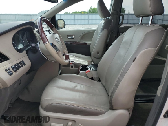 2014 Toyota Sienna Limited z VIN 5TDDK3DC1ES086604, wystawiony jako Copart lot #57044175 z przebiegiem 152 326 mil mil oraz Nie do naprawy • Non repairable. Historia ofert i sprzedaży dostępna na DreamBid. Obrazek 7.