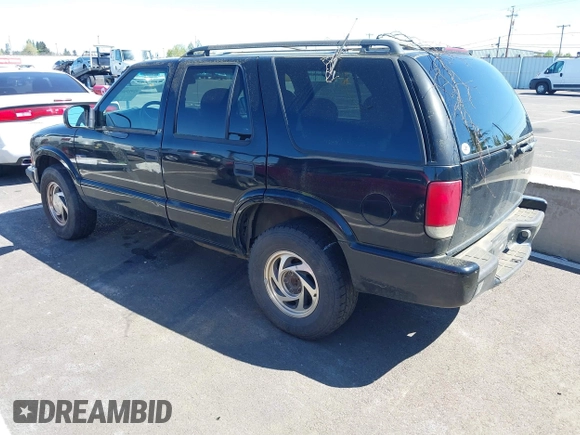 2000 Chevrolet Blazer LT z VIN 1GNDT13W0Y2353621, wystawiony jako IAAI lot #42053605 z przebiegiem 164 160 mil mil oraz . Historia ofert i sprzedaży dostępna na DreamBid. Obrazek 3.