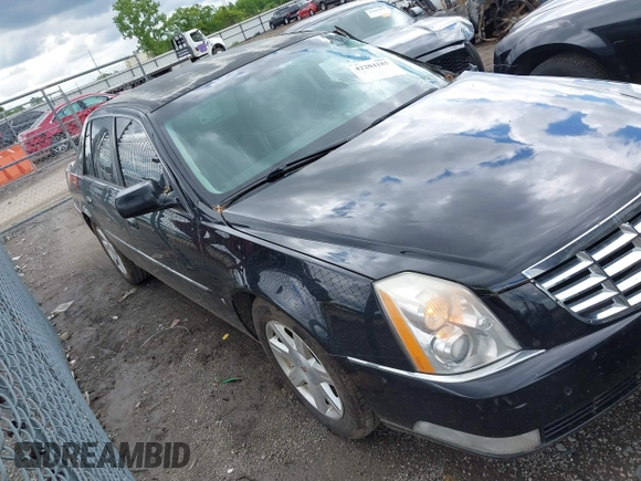 2008 Cadillac DTS 1SA z VIN 1G6KD57Y98U102801, wystawiony jako IAAI lot #42204185 z przebiegiem 152 990 mil mil oraz . Historia ofert i sprzedaży dostępna na DreamBid. Obrazek 1.