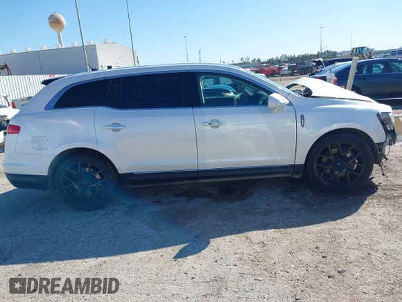 2016 Lincoln MKT EcoBoost z VIN 2LMHJ5AT0GBL00877, wystawiony jako IAAI lot #41722584 z przebiegiem 148 585 mil mil oraz . Historia ofert i sprzedaży dostępna na DreamBid. Obrazek 14.
