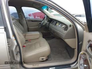 1999 Lincoln Town Car Signature z VIN 1LNHM82W0XY646721, wystawiony jako IAAI lot #41809618 z przebiegiem 173 119 mil mil oraz . Historia ofert i sprzedaży dostępna na DreamBid. Obrazek 5.