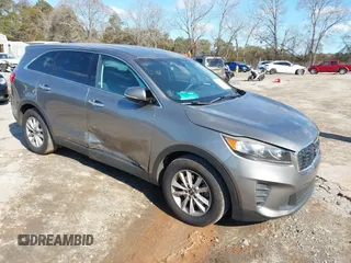 2019 Kia Sorento LX z VIN 5XYPGDA57KG449197, wystawiony jako IAAI lot #41398246 z przebiegiem 149 583 mil mil oraz . Historia ofert i sprzedaży dostępna na DreamBid. Obrazek 1.