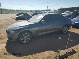 2015 BMW 3 Series 328i xDrive z VIN WBA3B5C55FF961871, wystawiony jako Copart lot #56194425 z przebiegiem Nie podano mil oraz Czysty tytuł • Clean title. Historia ofert i sprzedaży dostępna na DreamBid. Obrazek 1.