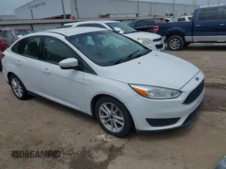 2017 Ford Focus SE z VIN 1FADP3F26HL223697, wystawiony jako IAAI lot #42773677 z przebiegiem 176 629 mil mil oraz . Historia ofert i sprzedaży dostępna na DreamBid. Obrazek 1.
