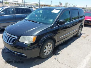 2012 Chrysler Town & Country Touring z VIN 2C4RC1BGXCR313730, wystawiony jako IAAI lot #42431498 z przebiegiem 139 945 mil mil oraz . Historia ofert i sprzedaży dostępna na DreamBid. Obrazek 2.
