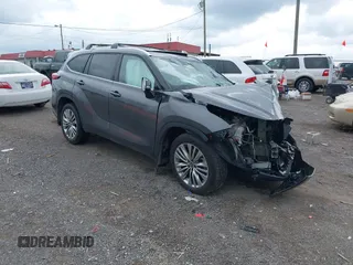 2023 Toyota Highlander L z VIN 5TDKDRBH2PS510149, wystawiony jako IAAI lot #42150256 z przebiegiem Nie podano mil oraz . Historia ofert i sprzedaży dostępna na DreamBid. Obrazek 1.