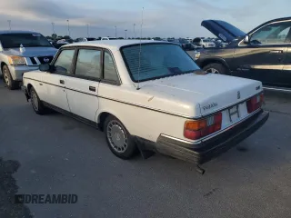 1991 Volvo 240 z VIN YV1AA8844M1441146, wystawiony jako Copart lot #75018744 z przebiegiem 159 330 mil mil oraz Nie do naprawy. Historia ofert i sprzedaży dostępna na DreamBid. Obrazek 2.
