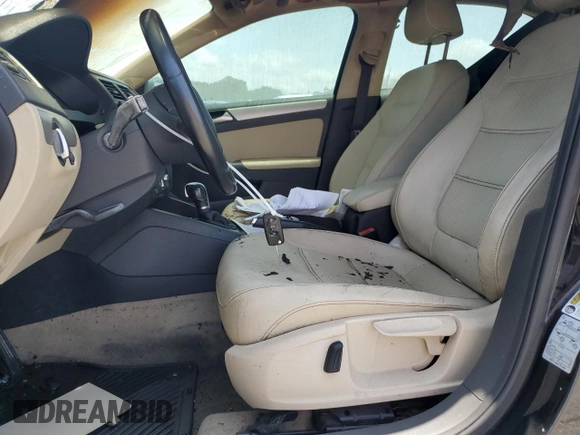 2014 Volkswagen Jetta SE z VIN 3VWD07AJ4EM445862, wystawiony jako Copart lot #61411995 z przebiegiem Nie podano mil oraz Czysty tytuł • Clean title. Historia ofert i sprzedaży dostępna na DreamBid. Obrazek 7.
