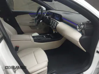 2025 Mercedes-Benz CLA 250 z VIN W1K5J4GB4SN481027, wystawiony jako IAAI lot #40772342 z przebiegiem 533 mil mil oraz . Historia ofert i sprzedaży dostępna na DreamBid. Obrazek 5.