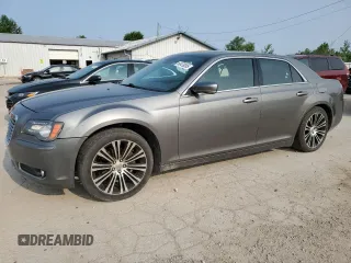 2012 Chrysler 300 S z VIN 2C3CCABGXCH140579, wystawiony jako Copart lot #60476205 z przebiegiem 288 209 mil mil oraz Czysty tytuł • Clean title. Historia ofert i sprzedaży dostępna na DreamBid. Obrazek 1.