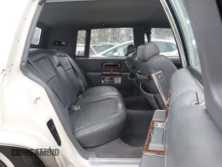 1991 Cadillac Brougham z VIN 1G6DW5470MR718950, wystawiony jako IAAI lot #41726864 z przebiegiem 207 324 mil mil oraz . Historia ofert i sprzedaży dostępna na DreamBid. Obrazek 8.