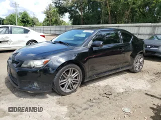2013 Scion tC z VIN JTKJF5C79D3061983, wystawiony jako Copart lot #58555135 z przebiegiem 134 881 mil mil oraz Szkody całkowita. Historia ofert i sprzedaży dostępna na DreamBid. Obrazek 1.