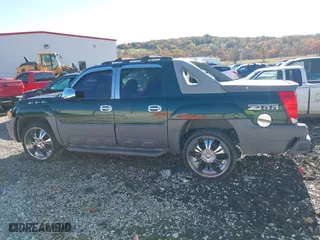 2002 Chevrolet Avalanche with VIN 3GNEC13T62G263379, listed as a IAAI auction lot 40907582 with 220,309 mi miles. Bid and sale history available at carsss.com. Image 14.