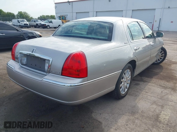 2007 Lincoln Town Car Signature с VIN 1LNHM81V97Y603665, выставлен на аукционе IAAI как лот 42224688 с пробегом 82 861 миль миль и . История ставок и продаж доступна на DreamBid. Изображение 4.