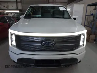 2023 Ford F-150 Lightning Pro z VIN 1FT6W1EV5PWG51022, wystawiony jako IAAI lot #41364481 z przebiegiem 10 989 mil mil oraz . Historia ofert i sprzedaży dostępna na DreamBid. Obrazek 12.