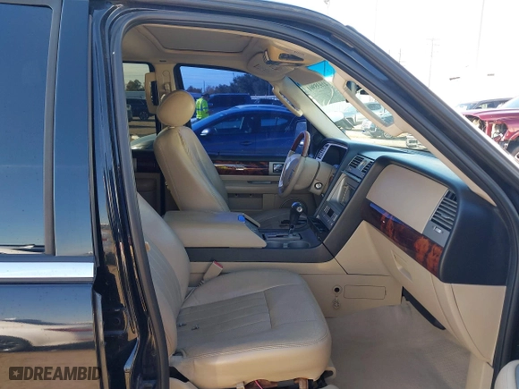2005 Lincoln Navigator Luxury with VIN 5LMFU27515LJ18083, listed as a IAAI auction lot 41035901 with 172,467 mi miles. Bid and sale history available at carsss.com. Image 5.