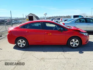 2017 Chevrolet Cruze LS z VIN 1G1BC5SM3H7173634, wystawiony jako IAAI lot #41822124 z przebiegiem 235 854 mil mil oraz . Historia ofert i sprzedaży dostępna na DreamBid. Obrazek 13.