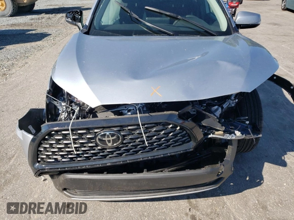 2024 Toyota Corolla Cross LE z VIN 7MUCAAAG5RV098535, wystawiony jako Copart lot #52483595 z przebiegiem Nie podano mil oraz Szkoda całkowita • Salvage title. Historia ofert i sprzedaży dostępna na DreamBid. Obrazek 12.