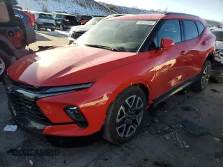 2024 Chevrolet Blazer RS z VIN 3GNKBKRS2RS125968, wystawiony jako Copart lot #88042545 z przebiegiem 4584 mil mil oraz Szkody całkowita. Historia ofert i sprzedaży dostępna na DreamBid. Obrazek 1.