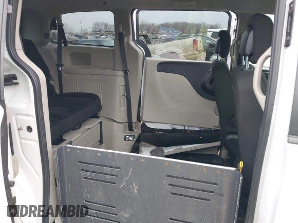 2017 Dodge Grand Caravan SE z VIN 2C4RDGBG6HR848612, wystawiony jako IAAI lot #38453498 z przebiegiem 56 964 mil mil oraz . Historia ofert i sprzedaży dostępna na DreamBid. Obrazek 8.