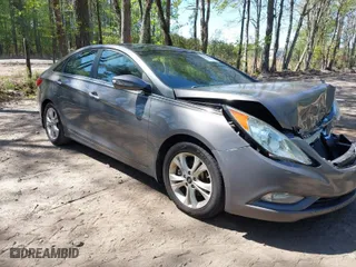 2013 Hyundai Sonata SE with VIN 5NPEC4AC1DH615985, listed as a IAAI auction lot 42070601 with 136,435 mi miles. Bid and sale history available at carsss.com. Image 1.