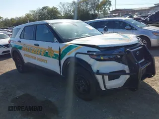 2022 Ford Police Interceptor Utility z VIN 1FM5K8AB2NGA02664, wystawiony jako IAAI lot #40499840 z przebiegiem 7067 mil mil oraz . Historia ofert i sprzedaży dostępna na DreamBid. Obrazek 1.