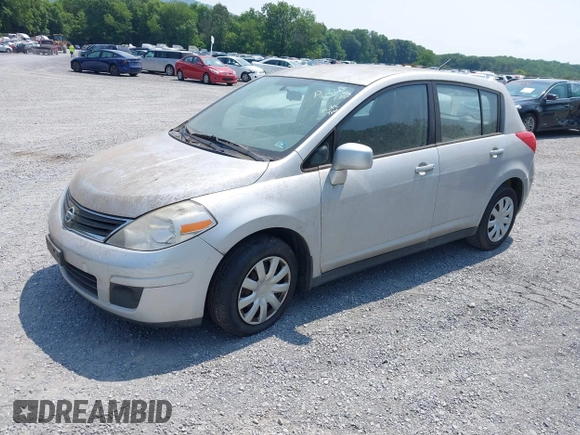 2010 Nissan Versa S z VIN 3N1BC1CP4AL427705, wystawiony jako IAAI lot #42469286 z przebiegiem 162 857 mil mil oraz . Historia ofert i sprzedaży dostępna na DreamBid. Obrazek 2.