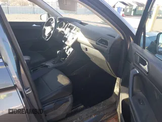 2018 Volkswagen Tiguan SEL z VIN 3VV3B7AXXJM088230, wystawiony jako IAAI lot #41680855 z przebiegiem 130 807 mil mil oraz . Historia ofert i sprzedaży dostępna na DreamBid. Obrazek 5.