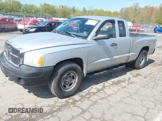 2005 Dodge Dakota ST with VIN 1D7HW22K35S129167, listed as a IAAI auction lot 42190094 with 121,215 mi miles. Bid and sale history available at carsss.com. Image 2.