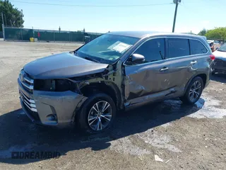 2018 Toyota Highlander LE z VIN 5TDZARFH8JS033994, wystawiony jako IAAI lot #42245699 z przebiegiem 140 608 mil mil oraz . Historia ofert i sprzedaży dostępna na DreamBid. Obrazek 2.