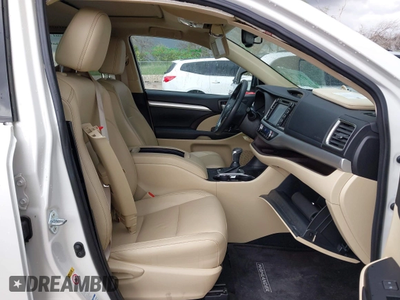 2016 Toyota Highlander XLE z VIN 5TDJKRFH3GS260044, wystawiony jako IAAI lot #42085828 z przebiegiem 74 187 mil mil oraz . Historia ofert i sprzedaży dostępna na DreamBid. Obrazek 5.