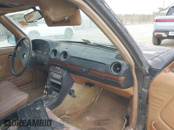 1985 Mercedes-Benz 300 with VIN WDBAB33CXFA262258, listed as a IAAI auction lot 42134635 with 169,197 mi miles and . Bid and sale history available at DreamBid. Image 5.