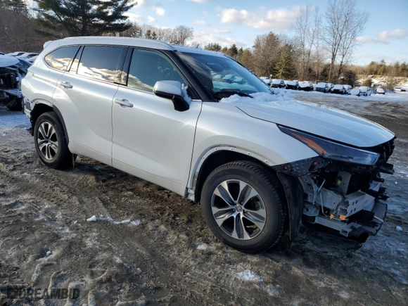 2022 Toyota Highlander XLE with VIN 5TDGZRBH1NS560710, listed as a Copart auction lot 45532235 with 57,781 mi miles and Salvage Title. Bid and sale history available at carsss.com. Image 4.