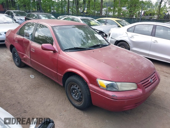 1997 Toyota Camry LE z VIN 4T1BG22K3VU090917, wystawiony jako IAAI lot #42174600 z przebiegiem 213 850 mil mil oraz . Historia ofert i sprzedaży dostępna na DreamBid. Obrazek 1.