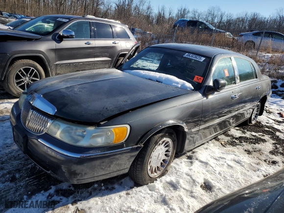 2002 Lincoln Town Car Sig. with VIN 1LNHM82W82Y611885, listed as a Copart auction lot 88363625 with 112,330 mi miles and Salvage Title. Bid and sale history available at carsss.com. Image 1.