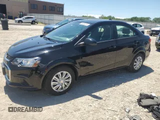 2020 Chevrolet Sonic LS z VIN 1G1JB5SB7L4107997, wystawiony jako Copart lot #58050275 z przebiegiem 81 709 mil mil oraz Czysty tytuł • Clean title. Historia ofert i sprzedaży dostępna na DreamBid. Obrazek 1.