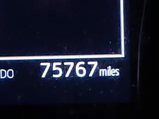2020 Toyota Camry SE z VIN 4T1G11AKXLU378840, wystawiony jako IAAI lot #42110611 z przebiegiem 75 767 mil mil oraz . Historia ofert i sprzedaży dostępna na DreamBid. Obrazek 7.