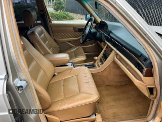 1989 Mercedes-Benz 560 z VIN WDBCA39E8KA462974, wystawiony jako Copart lot #58276215 z przebiegiem 138 064 mil mil oraz Tytuł czysty. Historia ofert i sprzedaży dostępna na DreamBid. Obrazek 5.