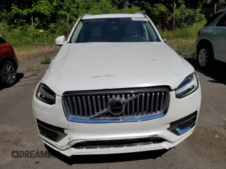 2025 Volvo XC90 Plus with VIN YV4062PEXS1335353, listed as a Copart auction lot 62698635 with 3,168 mi miles and Salvage title. Bid and sale history available at DreamBid. Image 5.