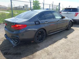 2018 BMW 5 Series 540i z VIN WBAJE5C50JWA96205, wystawiony jako IAAI lot #42213253 z przebiegiem 96 198 mil mil oraz . Historia ofert i sprzedaży dostępna na DreamBid. Obrazek 4.