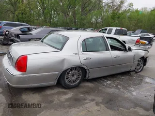2008 Lincoln Town Car Limited z VIN 2LNHM82V98X652123, wystawiony jako IAAI lot #42065134 z przebiegiem 93 889 mil mil oraz . Historia ofert i sprzedaży dostępna na DreamBid. Obrazek 13.